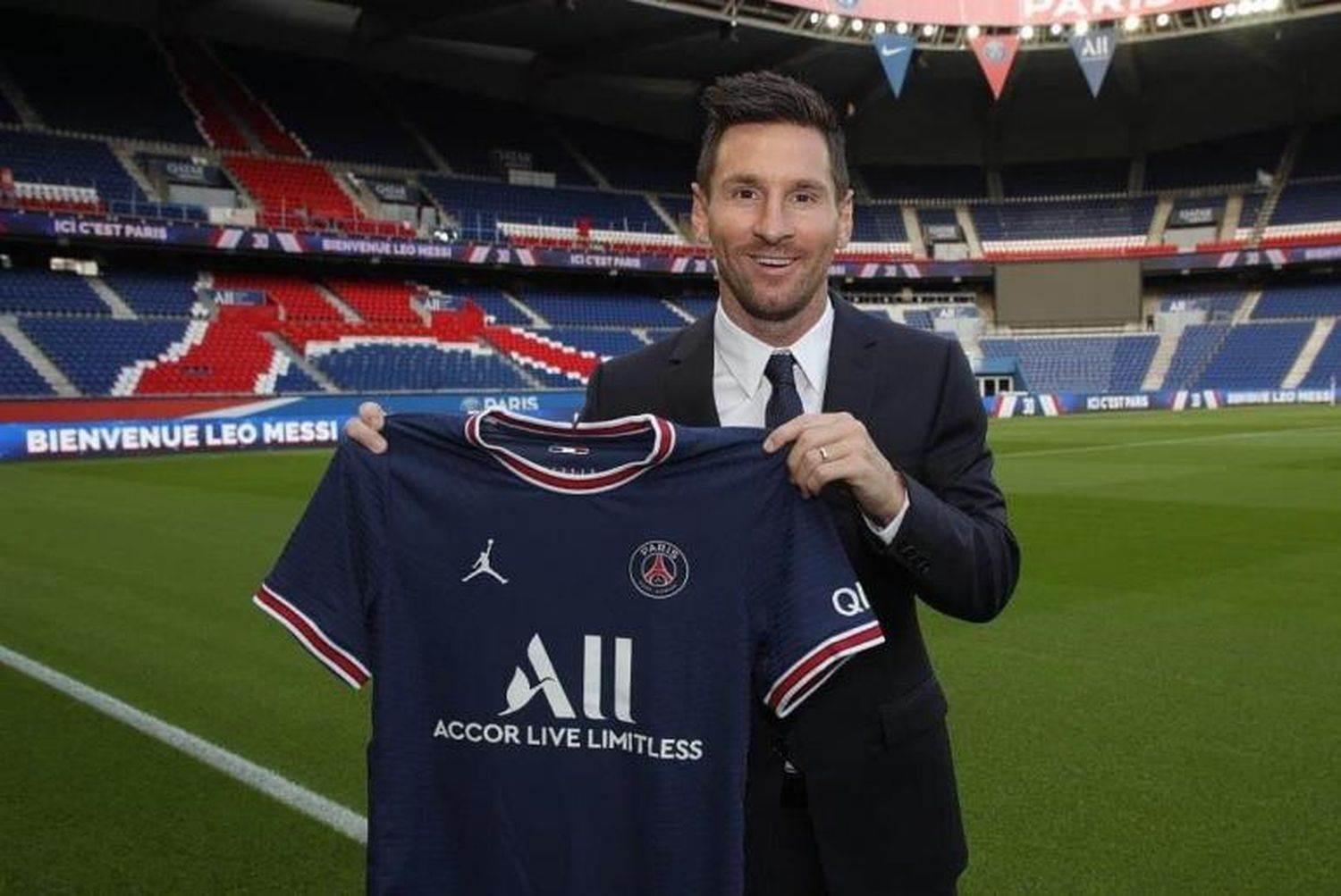 Messi llegó a Francia y oficializó su fichaje en el PSG