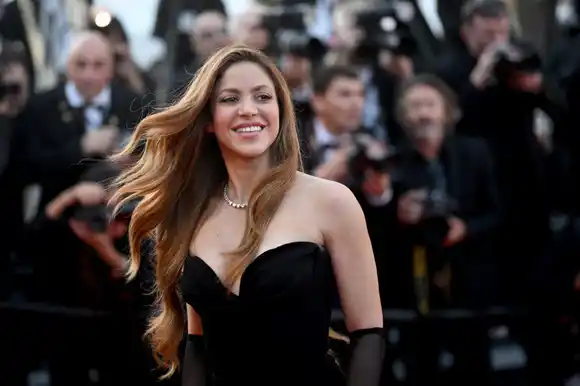 Shakira se sacude la monotonía y se contonea con este misterioso hombre