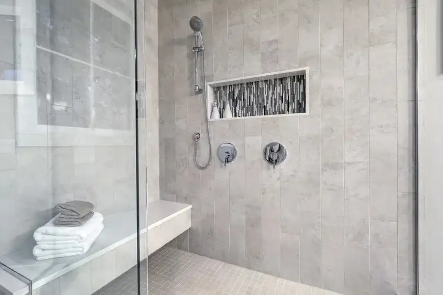 Walk-in shower: la tendencia que redefinió el diseño de los baños modernos - 1