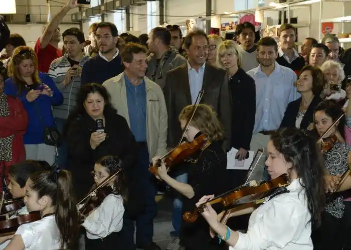 Scioli y Pulti recorrieron la Primera Exposición de ONG en Mar del Plata