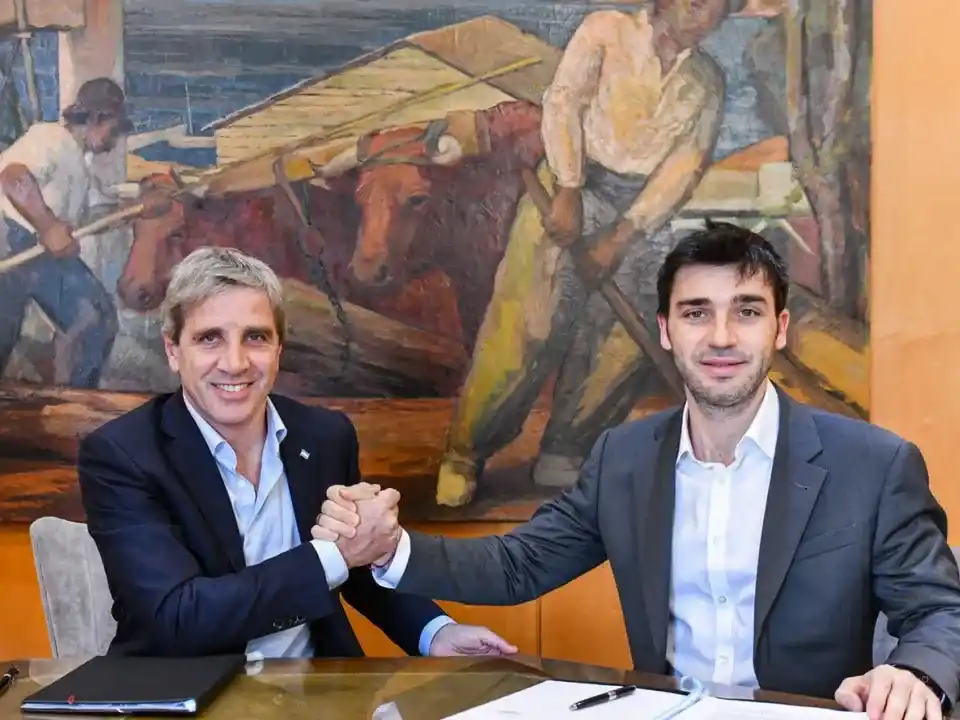 Luis Caputo firmó convenios con Chubut y Tucumán para extinguir deudas y transferir obras y viviendas