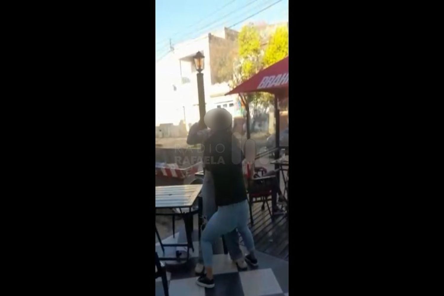 De los pelos, a las piñas y patadas: brutal pelea en un bar de la ciudad de Rafaela