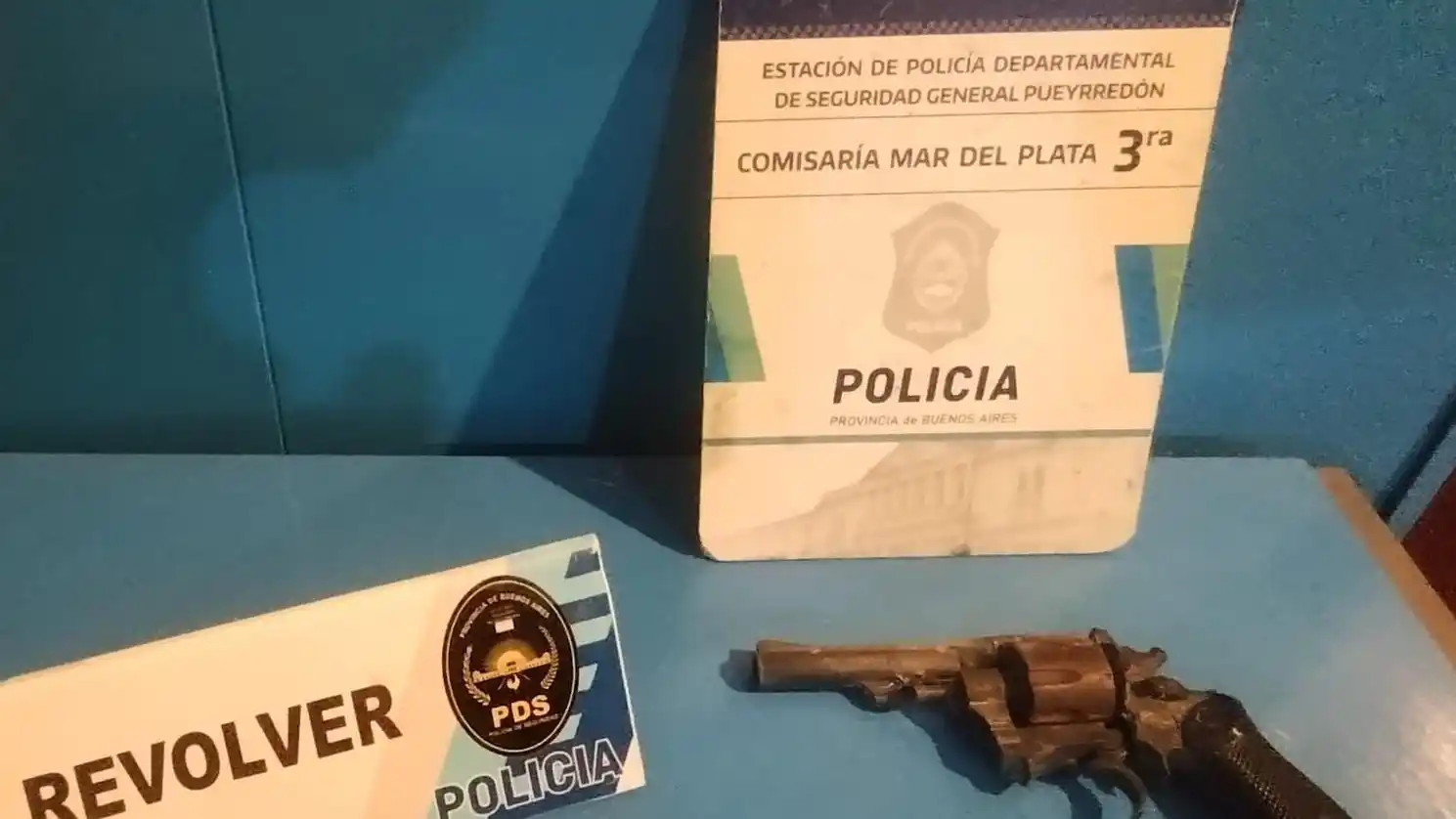 Quiso deshacerse de un revólver en plena calle y lo detuvieron