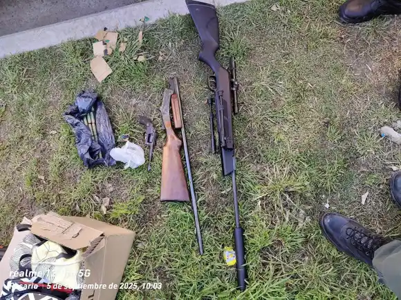 Armas en un transporte escolar: allanaron tres domicilios en zona norte