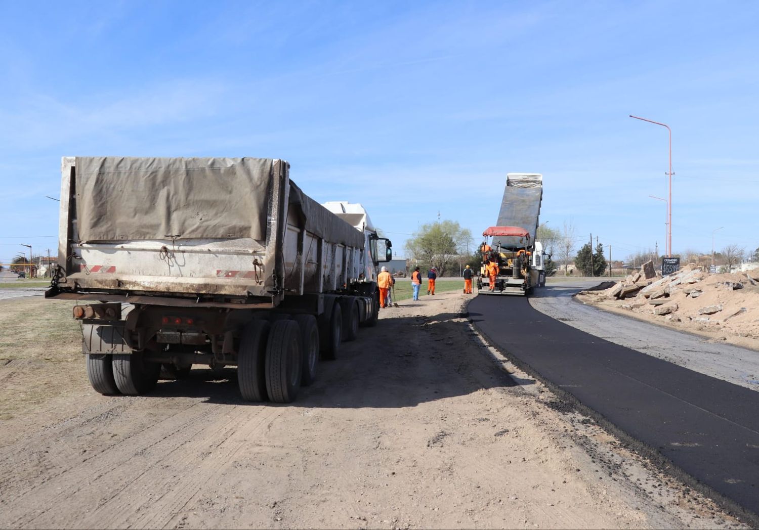 Las máquinas trabajando en el acceso a la localidad de Labordeboy.