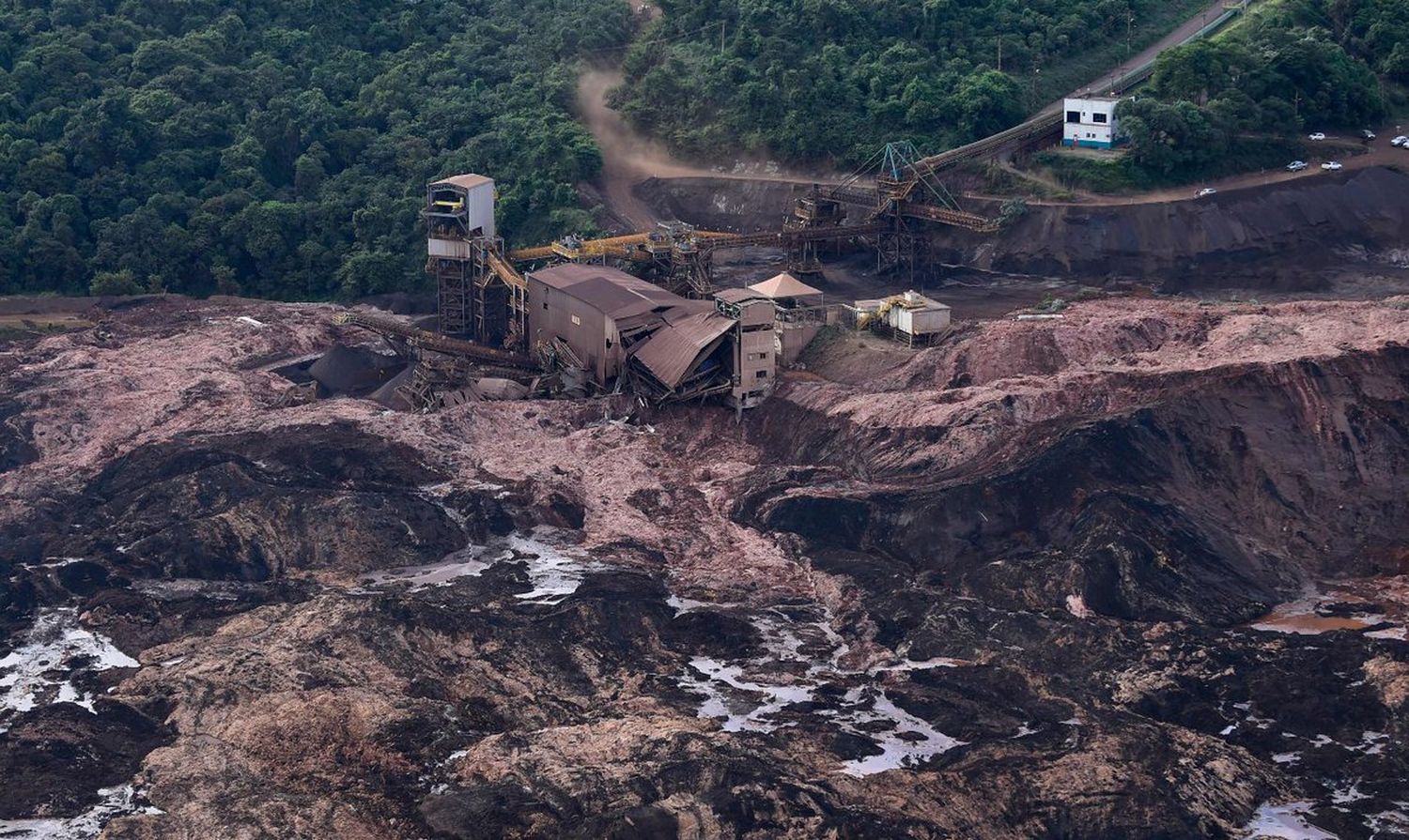 Una avalancha de lodo arrasó con un pueblo y hay 9 muertos y 150 desaparecidos