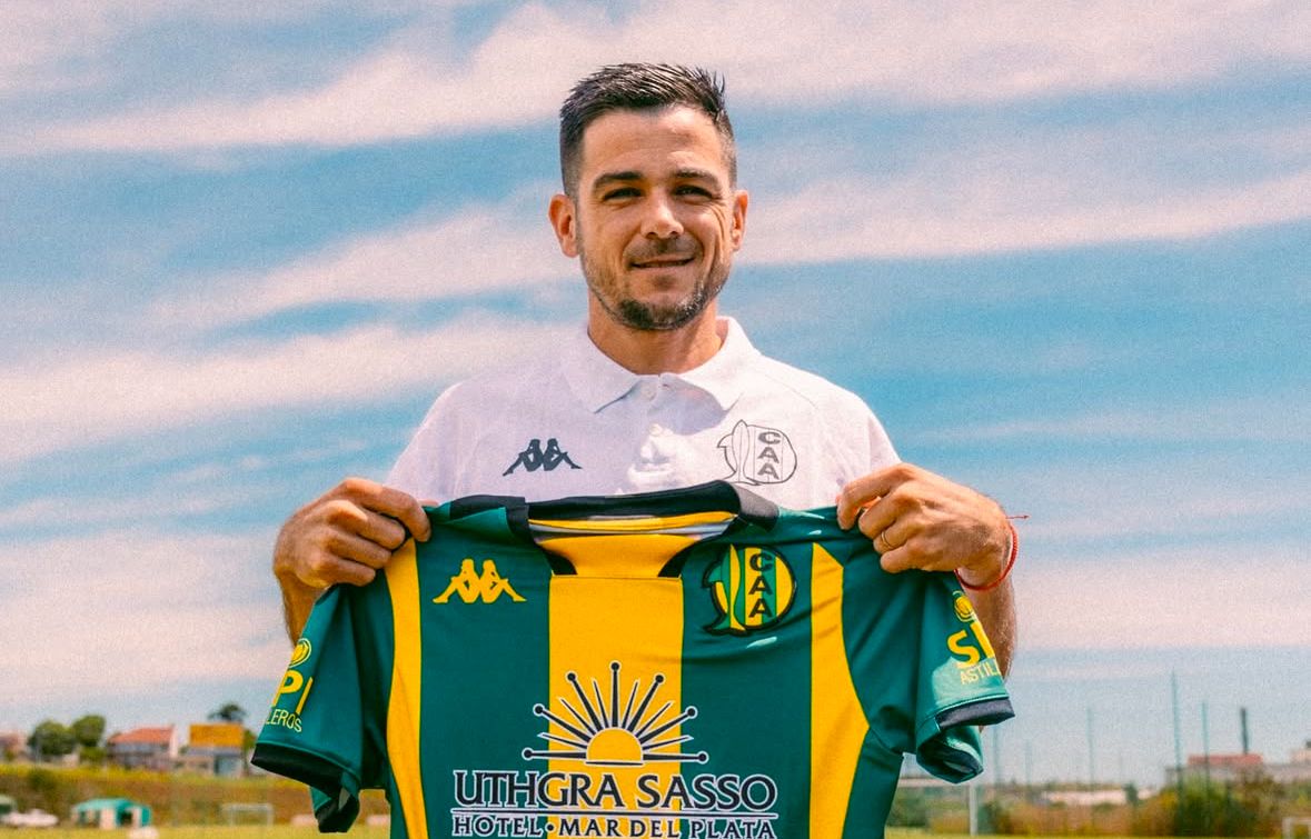 Bochi posando con la camiseta del “Tiburón” FOTO: Prensa Aldosivi