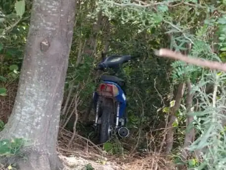 Moto recuperada gracias a denuncia ciudadana. Crédito: Relaciones Policiales.