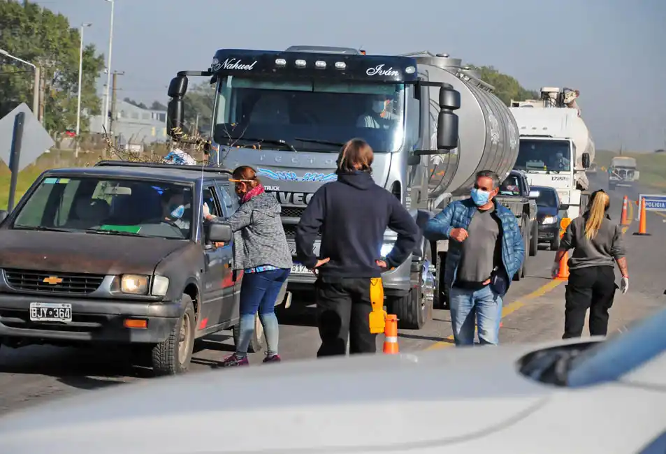 Tráfico intenso, vehículos sin permiso y controles más estrictos en los accesos a Tandil 