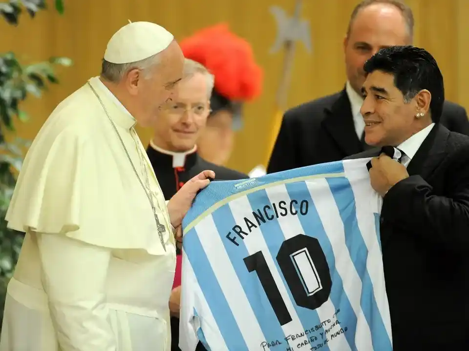El papa Francisco hizo reencontrarse a Maradona con la Iglesia: “Me ganó el corazón”