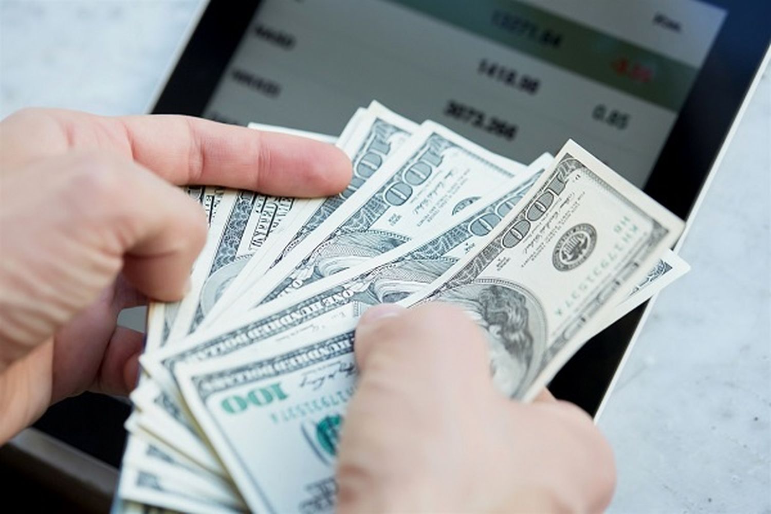 Tras la abrupta disparada, a cuánto cerró el dólar blue este jueves