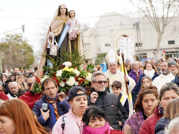 Con una procesión y misa, se celebran las fiestas patronales