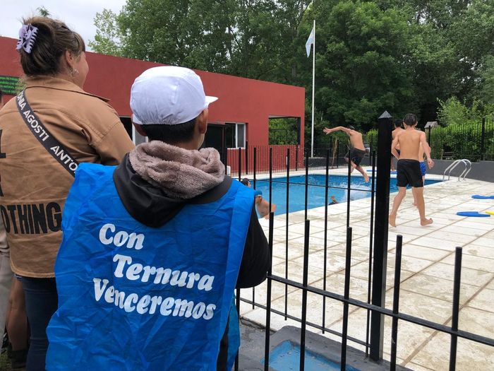 En un día de fiesta y con chapuzón incluido, Granja Los Pibes inauguró su pileta: “Este lugar dignifica”