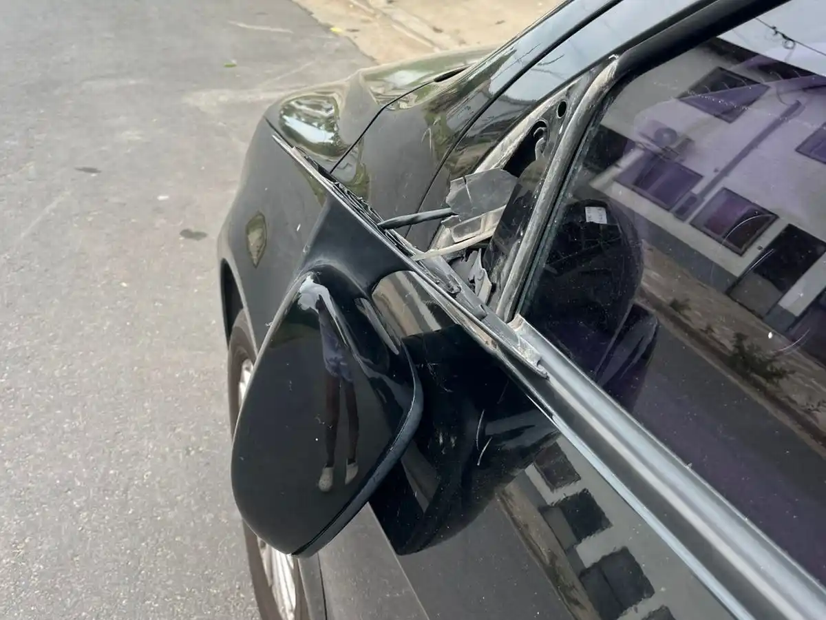 auto vandalizado mientrras estaba estacionado