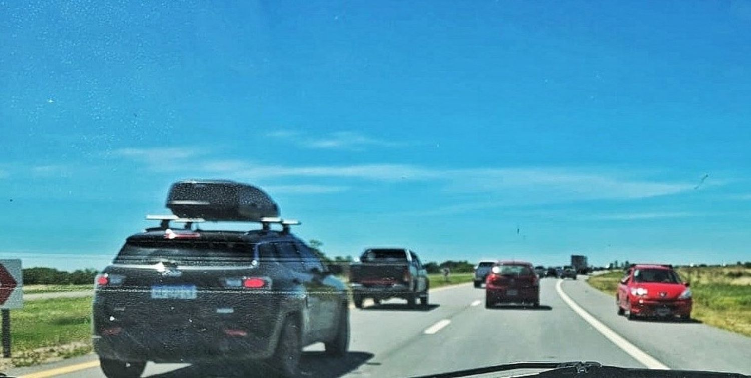 Un auto circula a contramano por la banquina por el caos en la ruta 56.