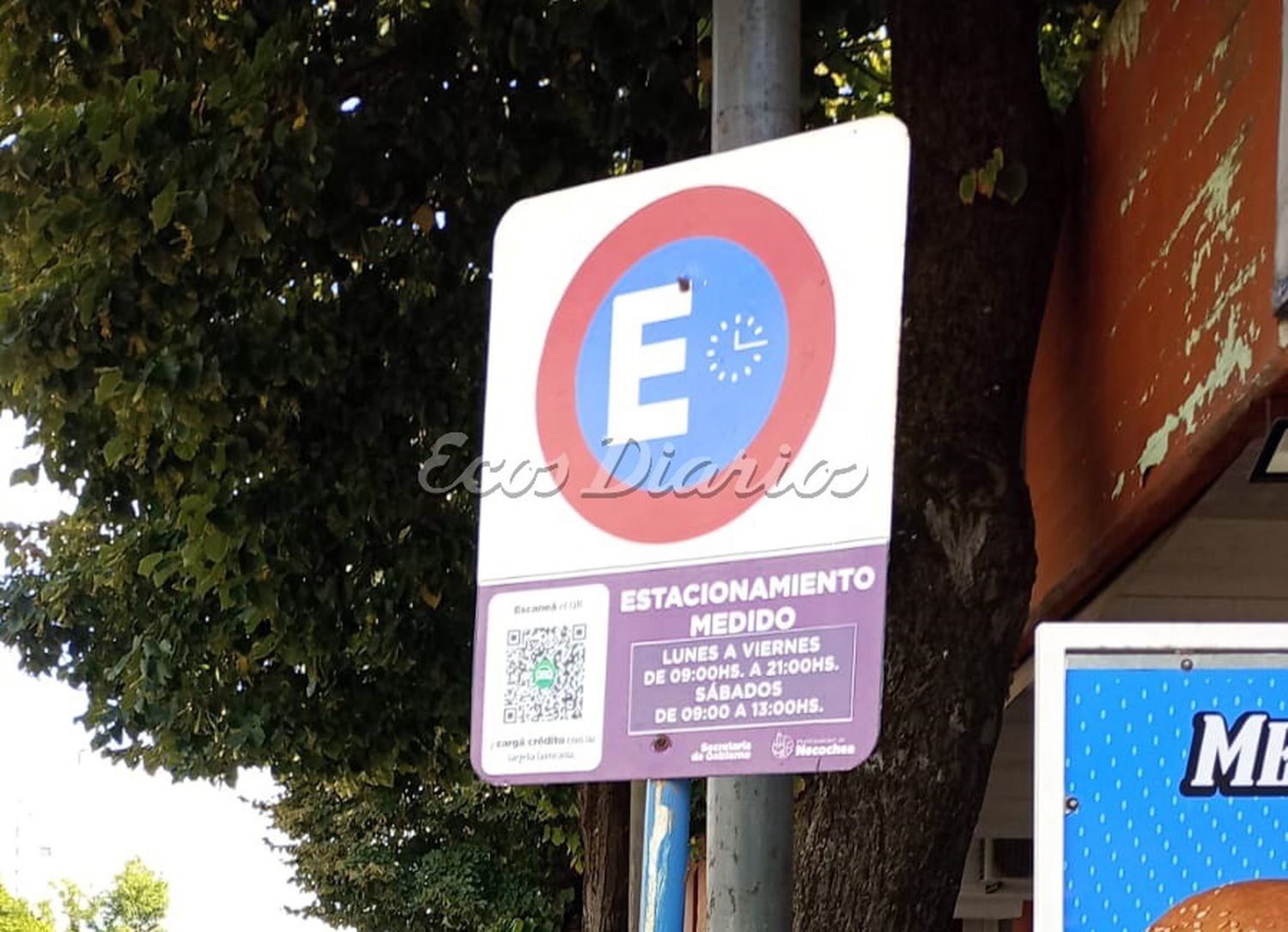 Uno de los carteles. Ya ubicados en la avenida 59