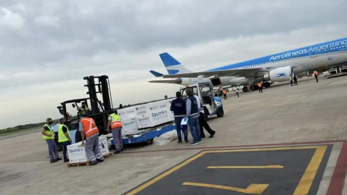 Llegó a Ezeiza el tercer vuelo de Aerolíneas Argentinas con la Sputnik V