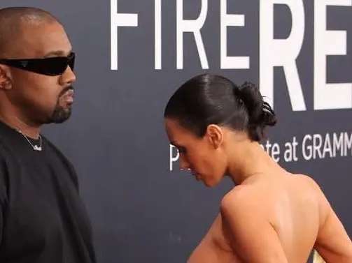 Video: la esposa de Kanye West, se mostró totalmente desnuda en la alfombra roja de los Grammy