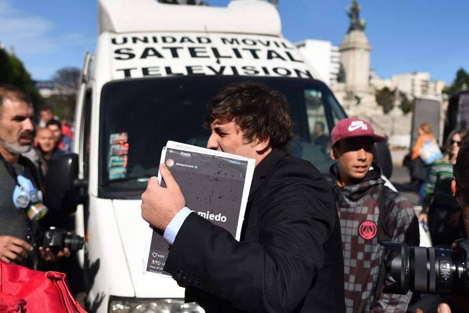 El youtuber libertadio se refugió en un comercio gastronómico, que fue destrozado por los manifestantes.