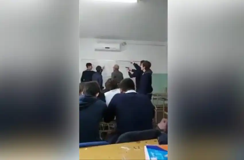 Un alumno le apuntó con un arma a un profesor en plena clase
