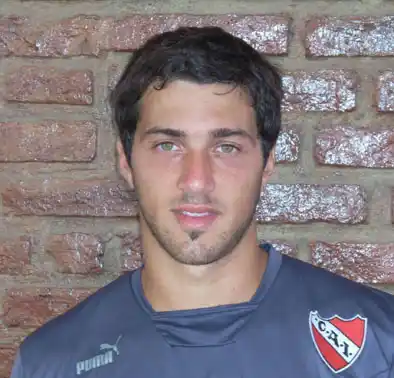 Escándalo en Independiente: Fredes le pegó a un hincha del "Rojo"