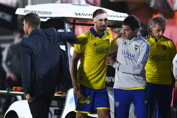 Izquierdoz salió lesionado en el primer tiempo en La Plata.