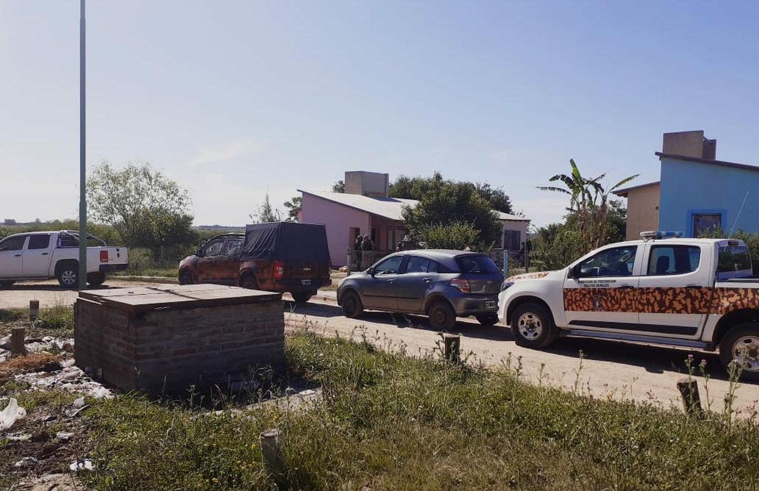 Se escondió adentro de la heladera de un vecino, pero la policía igual lo encontró