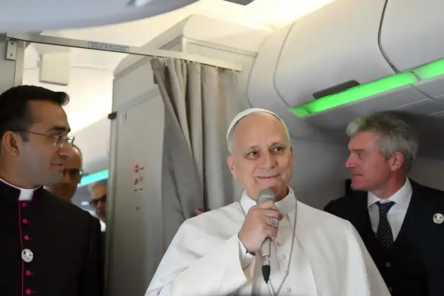 El Papa León XIV habla con periodistas a bordo del avión que le ha llevado a Argelia este 13 de abril. EFE