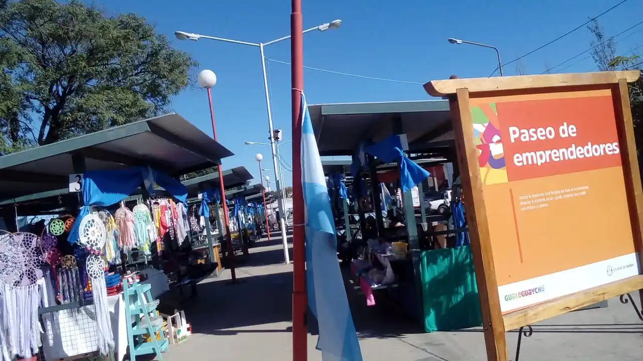 Los emprendedores presentan en Plaza San Martín sus productos para regalar a Papá 