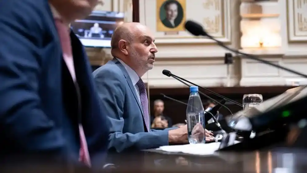 Alexis Guerrera preside la sesión por el endeudamiento.