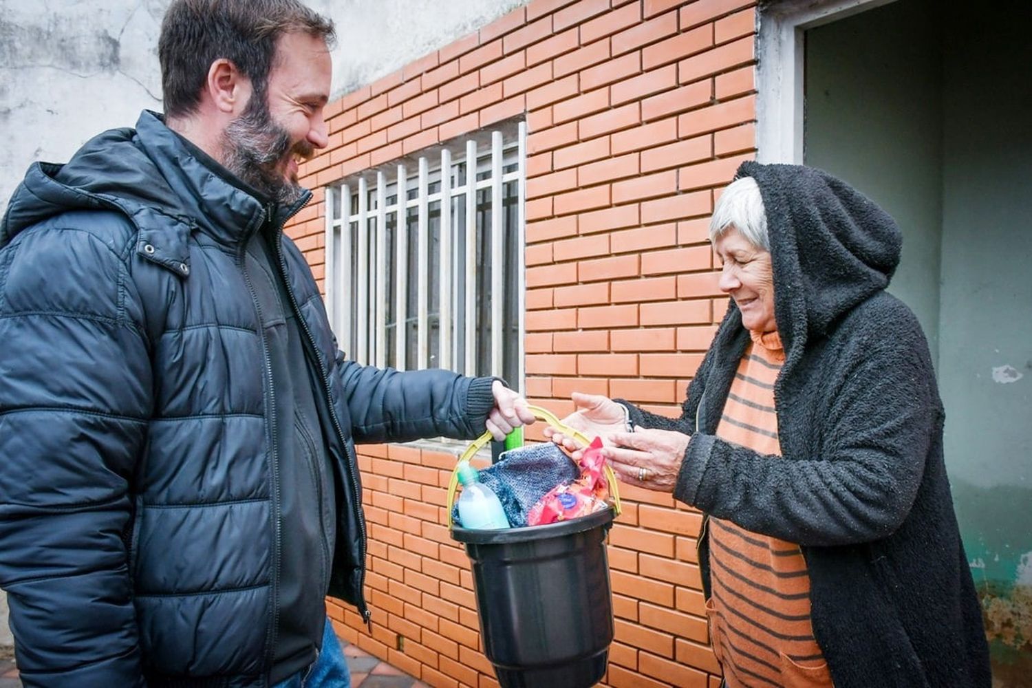 Entrega de kits de limpieza a los damnificados por la inundación