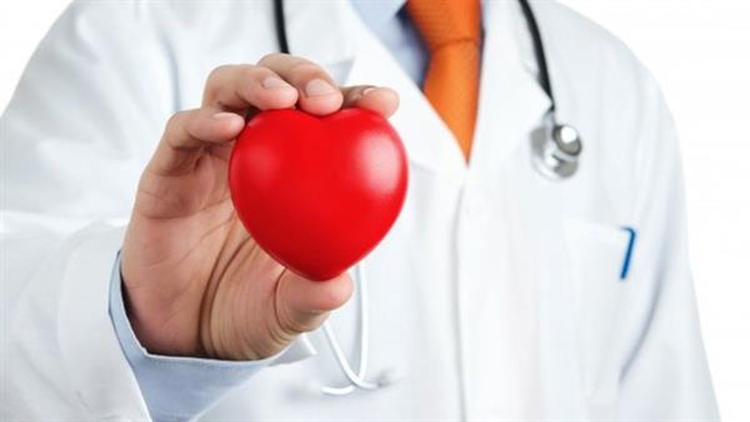 El doctor más mediático del país se casa con su novia, 48 años menor que él