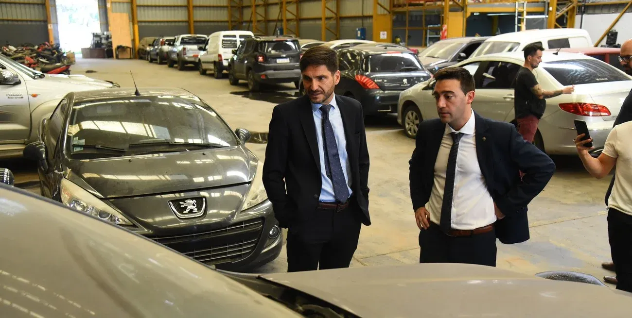El gobernador de la provincia de Santa Fe, Maximiliano Pullaro, durante una recorrida en un depósito de bienes el pasado 28 de diciembre de 2023.