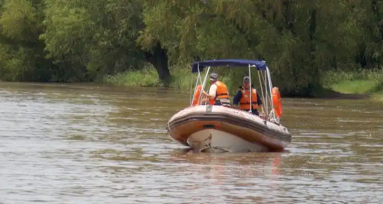 Prefectura rescató a tres jóvenes que cayeron al Paraná