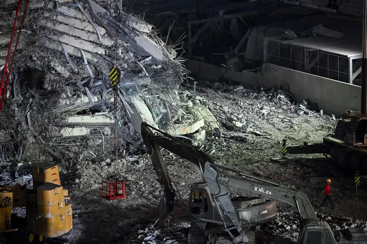 Birmania llora y honra a más de 2.700  FALLECIDOS del terremoto