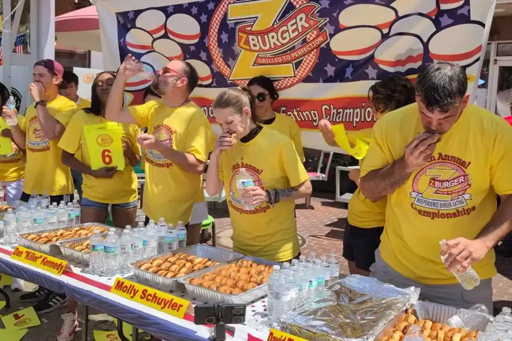 Personas comen hamburguesas en la competencia organizada por la cadena Z-Burger, EFE