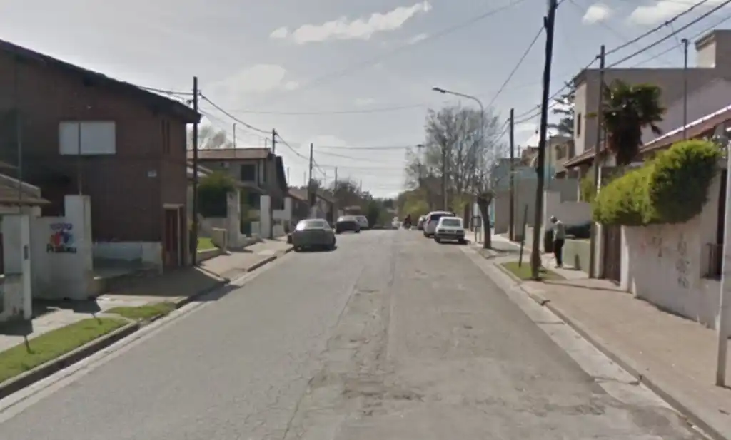 Insólito acto de vandalismo en calle Fugl: robaron y destrozaron patentes de autos