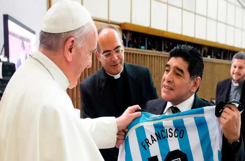El Papa envió un rosario bendecido a la familia Maradona