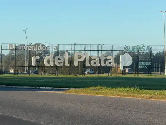 Montenegro se hartó del cartel roto que puso la Provincia en Mar del Plata: "Tengan la dignidad de sacarlo o lo saco yo"