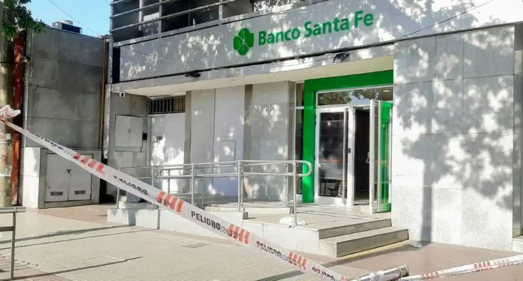 Nuevo ataque a tiros en Rosario: balearon la puerta de un banco de zona sur