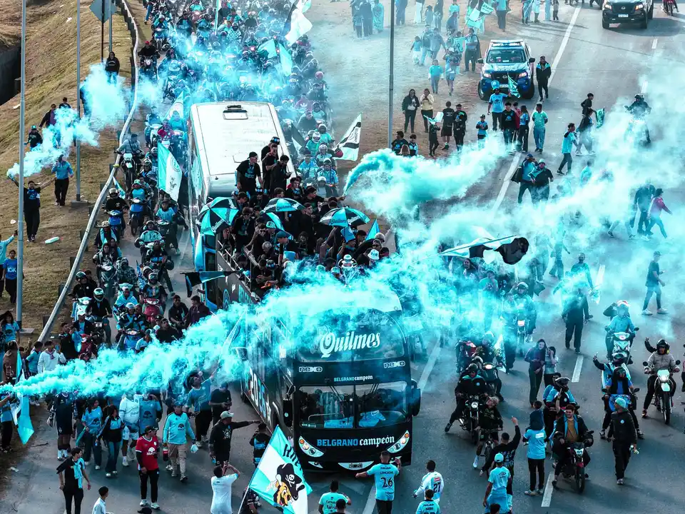 Caravana pirata por la calles de Córdoba capital para celebrar el título de Belgrano en el Apertura de la LPF. Foto: La Voz