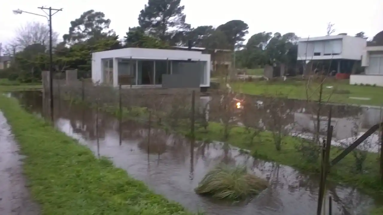 Por las inundaciones, en Acantilados hay 10 personas autoevacuadas