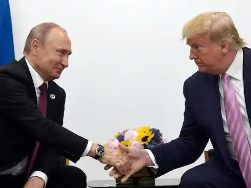 Donald Trump y Vladímir Putin durante la cumbre del G20 en Osaka.