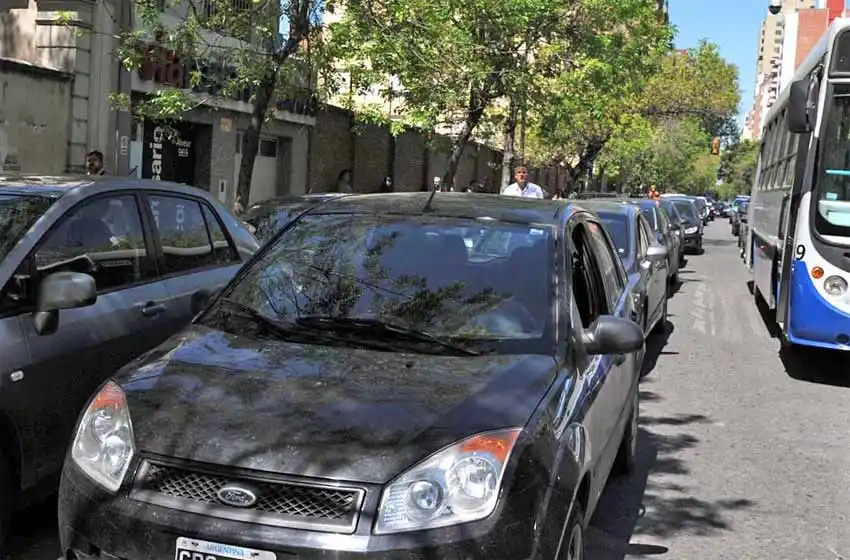 En Rosario se labran 15 mil actas de estacionamiento en doble fila por día
