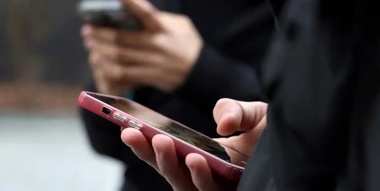 La nueva normativa fija como fecha límite el 1 de septiembre para que entre en vigencia la imposición que impide a los menores de 15 años abrir perfiles en plataformas como TikTok, Instagram, Snapchat o Facebook. REUTERS/Manuel