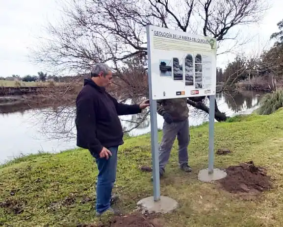 Paseo de la ribera: colocaron 25 bancos y un cartel con información geológica del sector