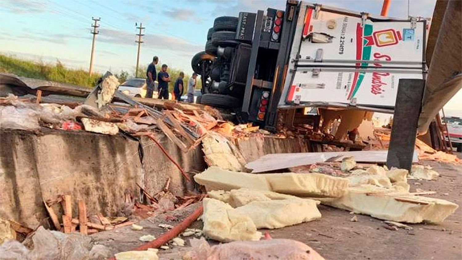 Volcó un camión con pollos faenados en Santa Fe y vecinos se llevaron la carga
