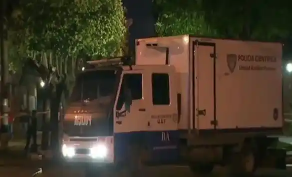 Le pegaron 30 tiros para robarle el auto: murió e hirieron a su mujer