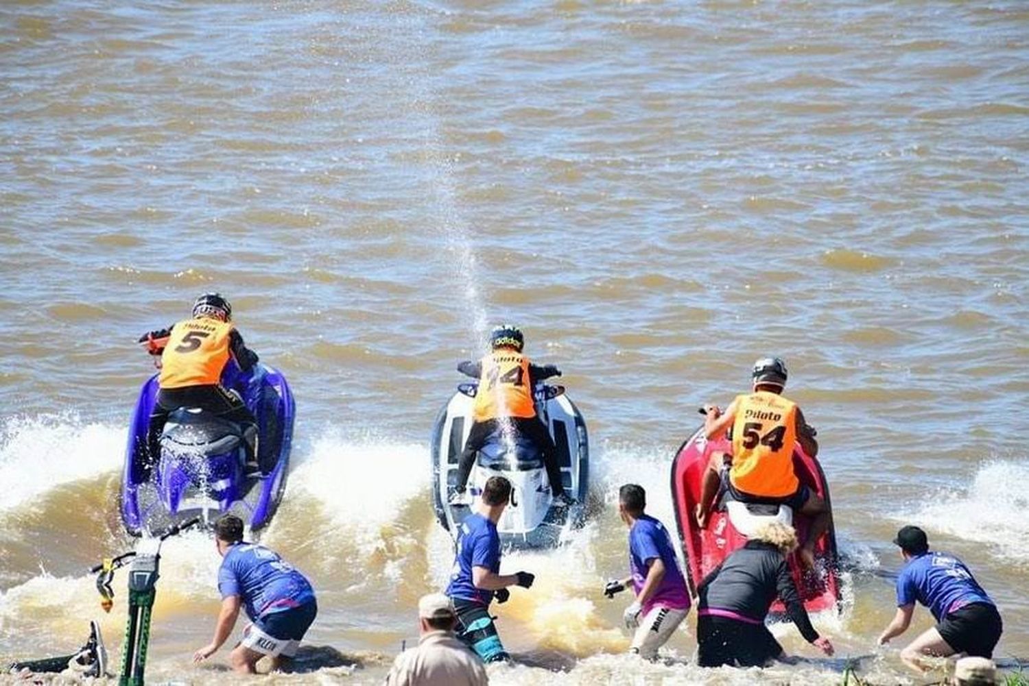 Gran espectáculo de destreza en el río Paraguay