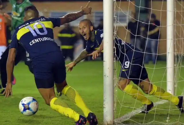 Boca hizo gala de su eficacia, superó a Banfield y sigue solo arriba